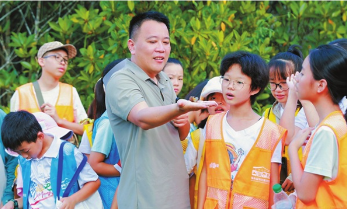 冯尔辉向孩子们介.png