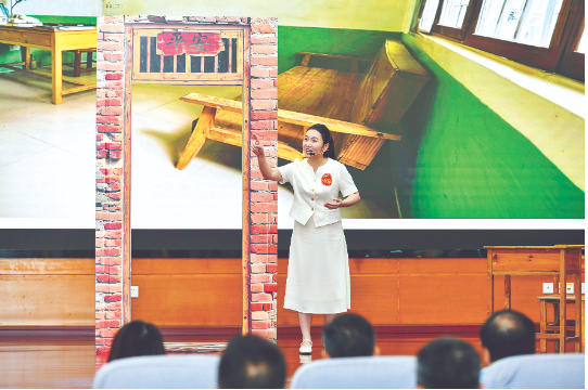 七坡林场梁微演讲的《门里门外》获一等奖 雷超.png