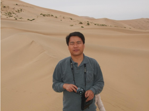 吴波年轻时在毛乌素沙地开.png 吴波年轻时在毛乌素沙地开.png