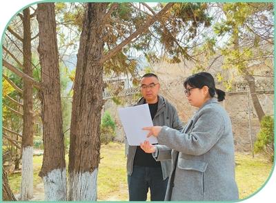 巨舜庆(左)在向工作人员了解树木.jpg 巨舜庆(左)在向工作人员了解树木.jpg