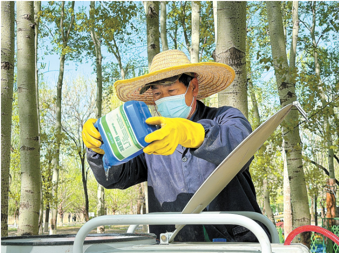 工人将凝絮剂与水按一定比例混合.png 工人将凝絮剂与水按一定比例混合.png