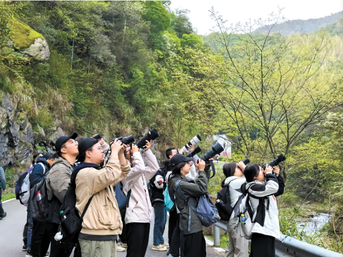 高校学子齐聚中南林参加观鸟大赛。刘洋摄.png 高校学子齐聚中南林参加观鸟大赛。刘洋摄.png