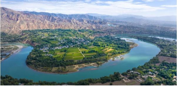 黄河流经尖扎县（资料图 尖扎县委宣传部供）.png
